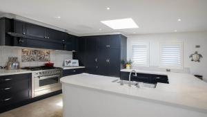 A kitchen or kitchenette at Panoramic Ocean Views and Short Walk To Beach