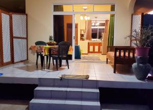 Ruang duduk di Studio Iti Fare Tepua Lodge