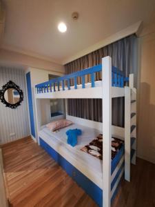 Bunk bed o mga bunk bed sa kuwarto sa My Resort Condo Hua Hin By Hua Hin Hip