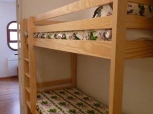 a couple of bunk beds in a room at Appartement Les Orres, 3 pièces, 8 personnes - FR-1-322-586 in Les Orres