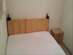 a bed in a small room with two candles on top at Appartement Les Orres, 2 pièces, 6 personnes - FR-1-322-585 in Les Orres