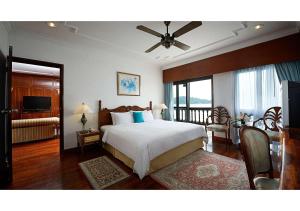 卡克海灘的住宿－柏嘉雅蘭卡威度假村，一间卧室配有一张大床和电视