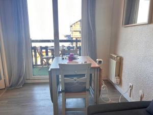 einen kleinen Tisch in einem Zimmer mit einem großen Fenster in der Unterkunft Appartement Risoul, 1 pièce, 4 personnes - FR-1-330-575 in Risoul