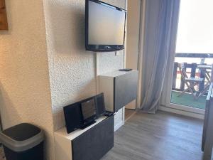 a room with a flat screen tv on a wall at Appartement Risoul, 1 pièce, 4 personnes - FR-1-330-575 in Risoul