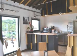 A kitchen or kitchenette at Hotel Ferramenteiro de Portomarin