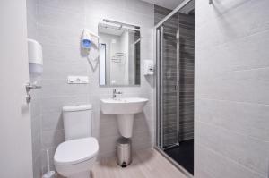 A bathroom at Hotel Ferramenteiro de Portomarin Még 28 kép