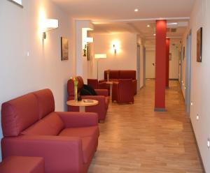 A seating area at Hotel Ferramenteiro de Portomarin