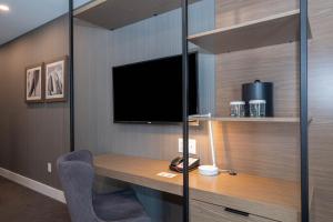 TV a/nebo společenská místnost v ubytování Sandman Signature Calgary Airport Hotel + 37 fotografií