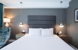 Postel nebo postele na pokoji v ubytování Sandman Signature Calgary Airport Hotel