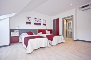 A bed or beds in a room at Hotel Ferramenteiro de Portomarin