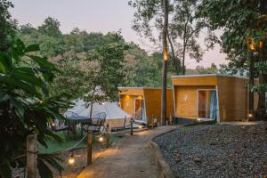 a sustainable house in the middle of a forest at แคมป์ต๊ะต่อนยอน แม่กำปอง เชียงใหม่ CAMP Ta-Torn-Yorn Maekampong Chiang Mai in Mae On