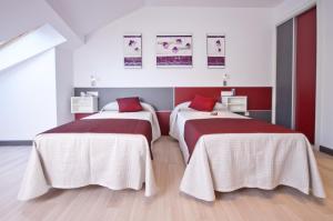 A bed or beds in a room at Hotel Ferramenteiro de Portomarin