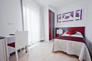 A bed or beds in a room at Hotel Ferramenteiro de Portomarin