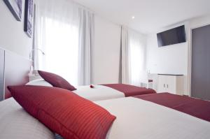 A bed or beds in a room at Hotel Ferramenteiro de Portomarin