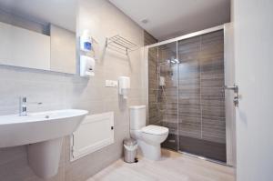 A bathroom at Hotel Ferramenteiro de Portomarin