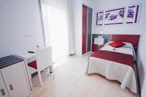 A bed or beds in a room at Hotel Ferramenteiro de Portomarin