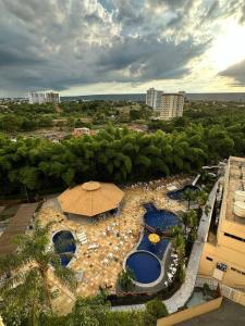 uma vista superior de um resort com guarda-sóis e cadeiras em Golden Dolphin GRAND HOTEL - Apartamento COM VISTA em Caldas Novas