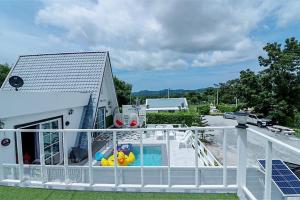 Výhled na bazén z ubytování The I-style pool villa nebo okolí