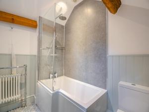 Noddfa في هارليتش: حمام مع حوض استحمام ودش زجاجي