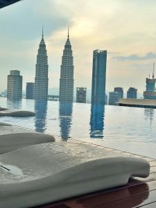 una piscina a sfioro con vista sulla città di Eaton Residences at Leo a Kuala Lumpur