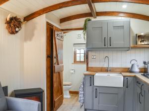 uma cozinha com um lavatório e um WC num quarto em Blue Bell - Uk46018 em Pocklington
