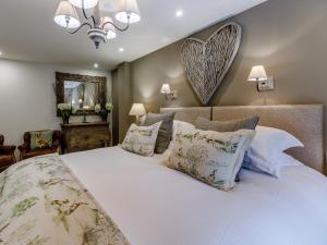 ein Schlafzimmer mit einem großen weißen Bett mit Kissen in der Unterkunft The Grousemoor in Llandegla