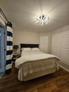 1 dormitorio con 1 cama y ventilador de techo en Oakridge en North Bay