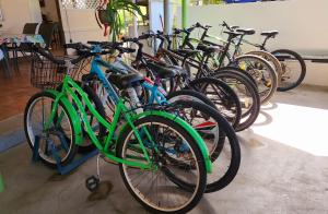 un grupo de bicicletas estacionadas en fila en Studio Nui 1 Room Fare Tepua Lodge en Uturoa