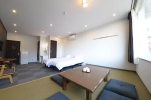 um quarto com uma cama e uma mesa num quarto em ロマンスホテル（Romance Hotel） em Nakamachi