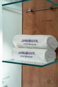 ウランバートルにあるAmbassador Residenceのドアの前のガラス棚に置かれた3枚のタオル