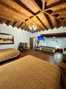 Postel nebo postele na pokoji v ubytování Los Azufres Spa Natural + 27 fotografií