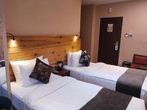 Postel nebo postele na pokoji v ubytování Nirvana Inn