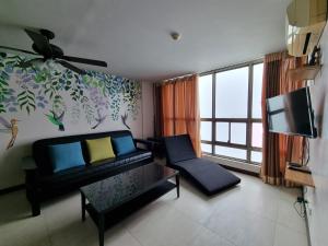 TV a/nebo společenská místnost v ubytování One Tagaytay Place Private Residences