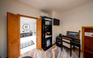 een kamer met een entertainmentcentrum en een tv bij Hana Lodge in Rotorua
