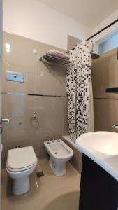 a bathroom with a toilet and a sink at monoambiente Gascón in Mar del Plata