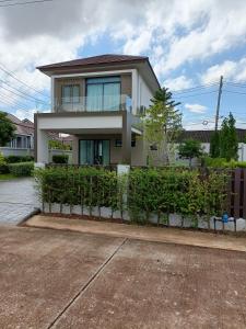 una casa con una recinzione davanti di 88house suratthani a Suratthani