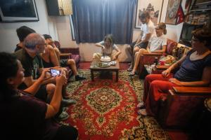 eine Gruppe von Personen, die in einem Wohnzimmer sitzen in der Unterkunft Traditional Newari Homestay in Pātan