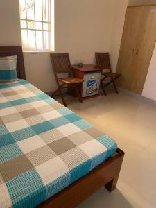 1 dormitorio con 2 sillas, 1 cama y 1 mesa en Nhà Nghỉ 529 en Vung Tau