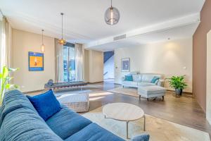uma sala de estar com um sofá azul e uma mesa em ICON H - Luxury Business Suite & Apartments em Lugano