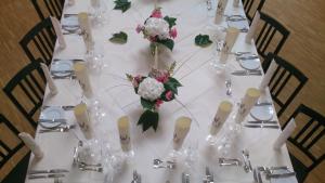 een tafel met een witte tafeldoek en bloemen erop bij Landgasthof Zum Hasen in Kleinwallstadt