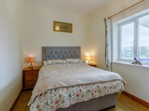 a bedroom with a bed and a window at 2 Bed in Sidmouth LAMBS in Ottery Saint Mary
