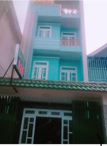 a tall blue building with a balcony on it at Nhà Nghỉ 529 in Vung Tau