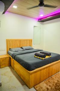 Postel nebo postele na pokoji v ubytování Divine Stays