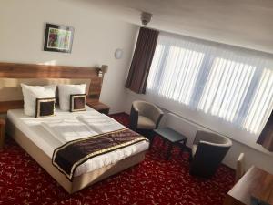 Hotel Luna في أوفنباخ: غرفه فندقيه بسرير وكرسي