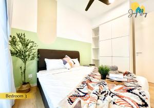 1 dormitorio con 1 cama con paredes blancas y verdes en The Shore l 3BR l 6-11pax l 23A07 l Direct Access to Mall l JonkerSt l Melaka River View l City Centre by Jay Stay Management en Melaka