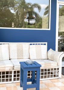Kos Awany CoLiving في جاكرتا: أريكة زرقاء وبيضاء وطاولة زرقاء