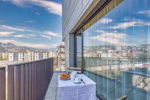 balcone con tavolo e vista sulla città di ICON H - Luxury Business Suite & Apartments a Lugano