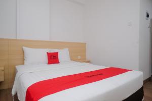 Cama o camas de una habitación en RedDoorz Apartment near Exit Toll Colomadu