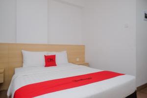 Cama o camas de una habitación en RedDoorz Apartment near Exit Toll Colomadu