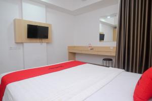 Cama o camas de una habitación en RedDoorz Apartment near Exit Toll Colomadu